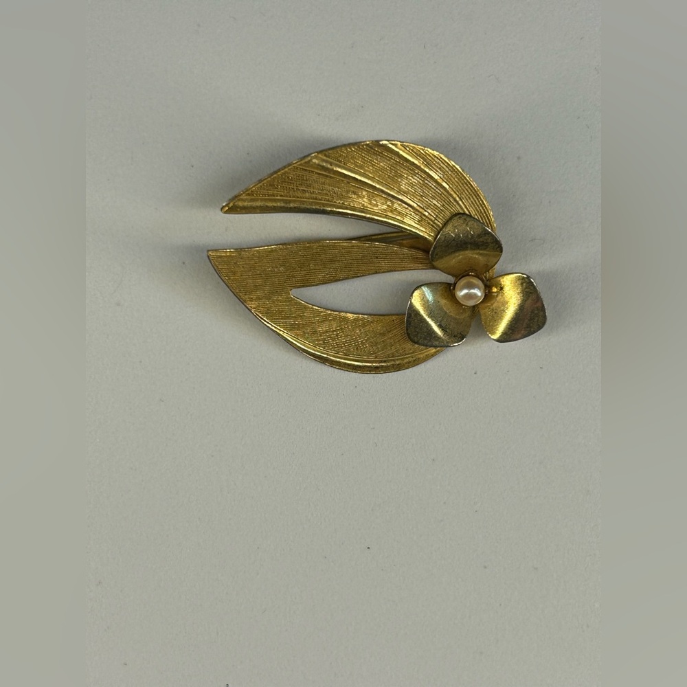 015. Gold-Tone Floral Leaf Brooch with Faux Pearl Accent